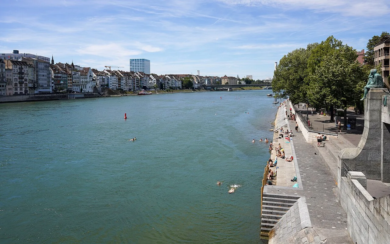 Rhein und Uferbebauung in Basel im Kanton Basel-Stadt